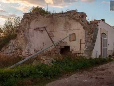 Raggiungiamo infine la chiesa di San Sossio, detta anche di Santa Sofia o di Vassallo, dal nome dell'antico proprietario vissuto nel 700. Al suo interno nella notte tra l'8 e il 9 maggio 1807 furono conservate le ossa di San Nicola appena giunte sulla costa di San Giorgio